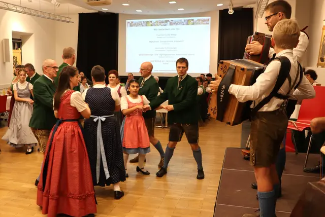Alle Alterskategorien der Volkstanzgruppe tanzten mit | Foto: Gerhard Langmann