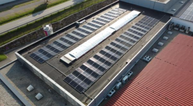 Die PV-Anlage auf dem Dach der Firma Guschlbauer in St. Willibald. | Foto: Vebund