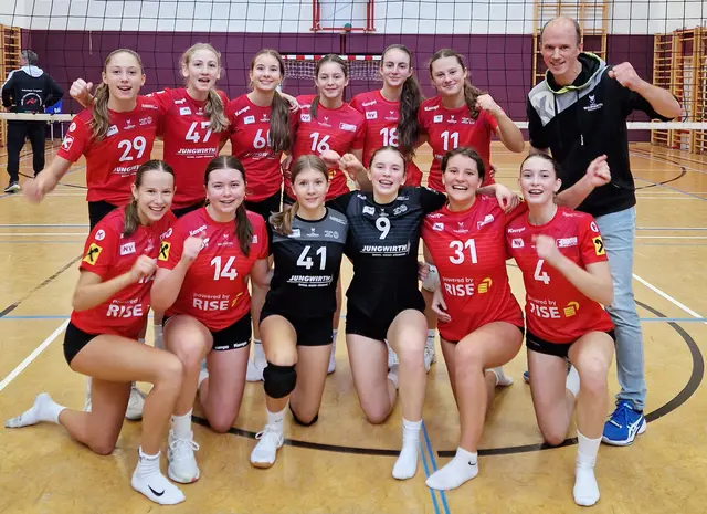 Teamgeist pur: Die U18-Mädchen der Union Raiffeisen Waldviertel zeigen nach dem Aufstieg volle Motivation für die nächste Runde. | Foto: Union Volleyball Raiffeisen Waldviertel