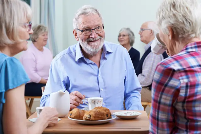 In gemütlicher Runde wird von 14 bis 17 Uhr Kaffee getrunken, Kuchen gegessen und geplaudert. (Symbolfoto) | Foto: HighwayStarz/Smarterpix