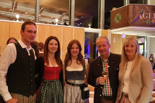 Die rund 600 Gäste konnten eine Stunde länger feiern und tanzen, denn die Uhr wurde zurückgedreht.  | Foto: Landjugend St.Ruprecht an der Raab