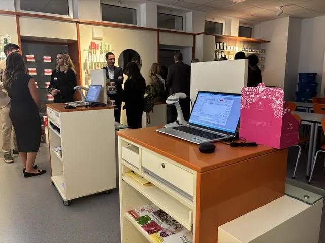 Ein wichtiger Teil ist die realistisch gestaltete Schauapotheke, in der Abläufe und der Umgang mit digitalen Verfahren simuliert werden können. | Foto: MeinBezirk