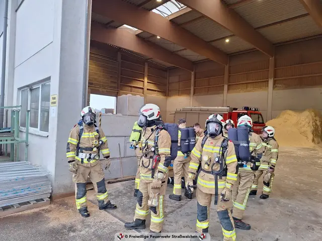 68 Einsatzkräfte waren bei dem Brand in Straßwalchen Montagvormittag im Einsatz. | Foto: VI Jakob Hohmann, LAWZ-eb