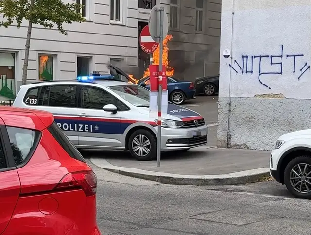 Fahrzeugbrand am Wochenende in Margareten. Dichter Rauch war über mehrere Straßenzüge hinweg sichtbar. | Foto: zVg