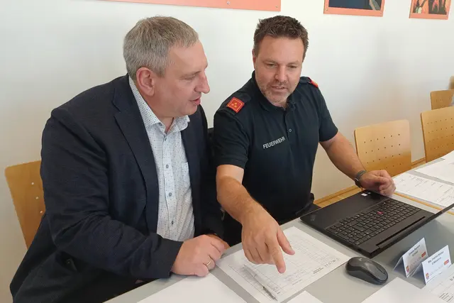 Bürgermeister Fritz Feichtinger mit HBI Christian Mugrauer (Kommandant-Stv. FF Laakirchen).
 
  | Foto: Stadtgemeinde Laakirchen