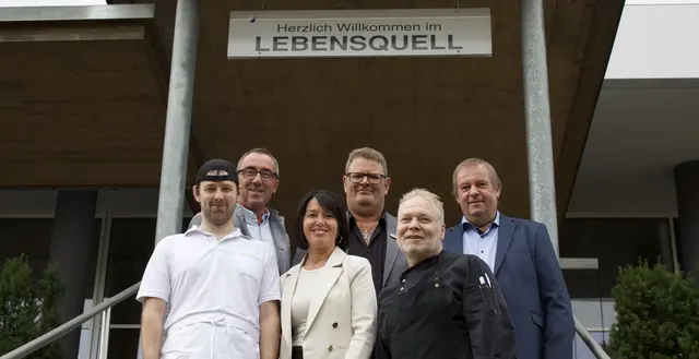 Von links: Daniel Weissengruber, Franz und Ingrid Schinnerl (Geschäftsführung, Hotel Lebensquell), Reinhard Riegler (Geschäftsführung, Verein Immanuel), Walter Brandstetter (Chefkoch, Hotel Lebensquell) und Franz Hochstöger (Obmann, Verein Immanuel). | Foto: MeinBezirk/Roland Wolf