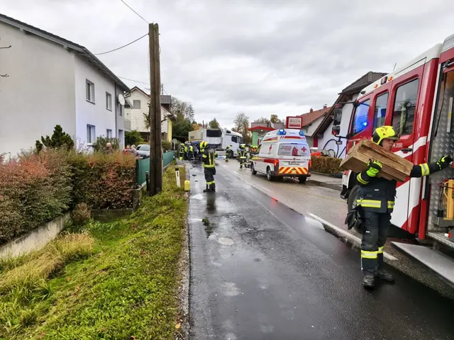 Schwerer Crash zwischen LKW und PKW bei der Avia-Tankstelle in Linden in Steinerkirchen. | Foto: FFW