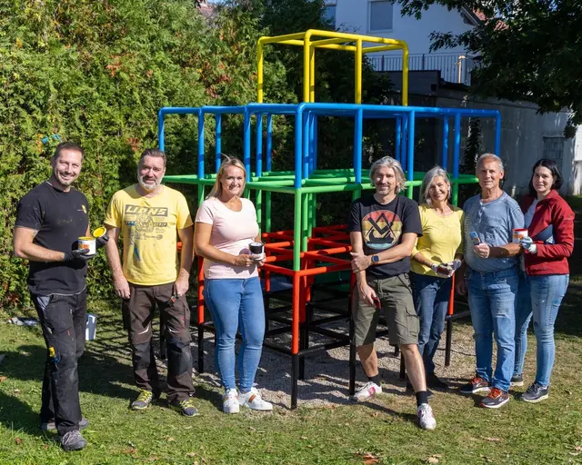 Kunterbunt dank tatkräftiger St. Georgener - das fast schon historische Klettergerüst am Spielplatz erstrahlt in neuem Glanz. | Foto: ÖVP St. Georgen/Gusen