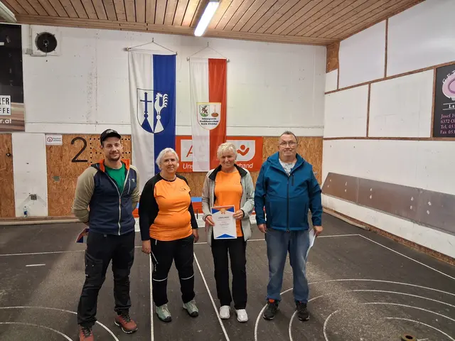 Rang 7 Damen Andrea Pumberger und Gabi Fischlmayr  EV E Waidring mit den Offiziellen l Roland Hanser, r. Andi Aberger. | Foto: Brigitte Müller, Michael Novak, Anton Inwinkl