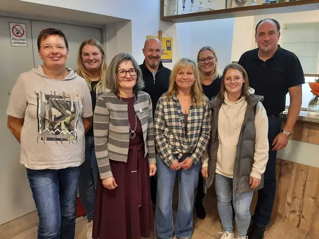 Monika Rössler, Simone Rössler, Sabine Bauer, Horst Schwarz, Astrid Hofbauer, Nathascha Kaltenböck, Sandra Kaltenböck und Wolfgang Berger (v.l.) | Foto: DEV MIS-Sparbach
