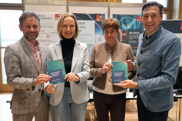 Gemeinsames Engagement für die digitale Verwaltung: V. li. Michael Eller (Obmann Zentralpersonalvertretung Land Tirol), Barbara Soder (stellv. Landesamtsdirektorin), Sabine Penz (Obmann-Stellv. Zentralpersonalvertretung Land Tirol), und Herbert Forster (Landesamtsdirektor).
 | Foto: © Land Tirol/Sidon