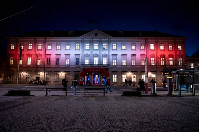 Das Schloss Mirabell war bei der Langen Nacht der Demokratie hell erleuchtet.  | Foto: Stadt Salzburg/Rocio Escabosa