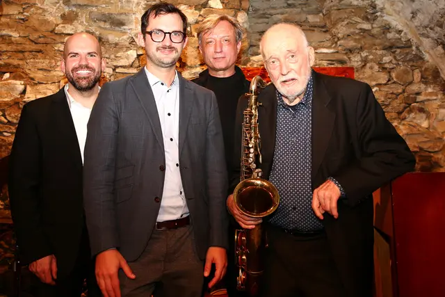 Die 89-jährige Jazzlegende Heinz von Hermann begeisterte gemeinsam mit dem Mátyás Bartha Trio das Publikum. | Foto: JazzClub Drosendorf