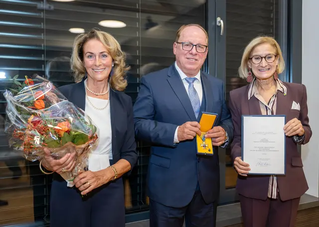 Landeshauptfrau Johanna Mikl-Leitner mit Hans Gneihs, dem sie das Goldene Ehrenzeichen überreichte, und seiner Gattin Elisabeth. | Foto: NLK Khittl