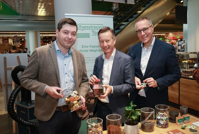 Auf den Spuren der Tchibo-Kapsel: Jürgen Secklehner, Geschäftsführer ARAplus, Paul Unterluggauer, Geschäftsführer von Tchibo Österreich und Jörg Fischer von der Johannes-Kepler-Universität.  | Foto: Neumayr