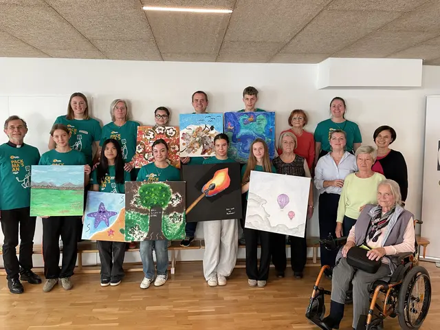Josef Grünwidl (l.) besuchte ein Projekt, bei dem Jugendliche aus Liesing mit Seniorinnen und Senioren aus Favoriten künstlerisch tätig wurden und eine Vernissage gestalteten. | Foto: Erzdiözese Wien/Katharina Mayr