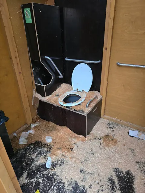 KLO-Toilette im Ludwig-Zatzka-Park ist seit Wochen in einem unhaltbaren Zustand - verschmutzt, beschädigt, ohne Waschmöglichkeit und gerade für Frauen und Kinder kaum benutzbar. | Foto: FPÖ Penzing