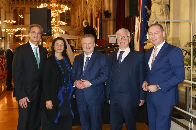 (v.l.n.r.) Roland Geyer, Kulturstadträtin Veronica Kaup-Hasler, Bürgermeister Michael Ludwig (beide SPÖ), Eduard Strauss und Simon Posch
  | Foto: Martina Draper