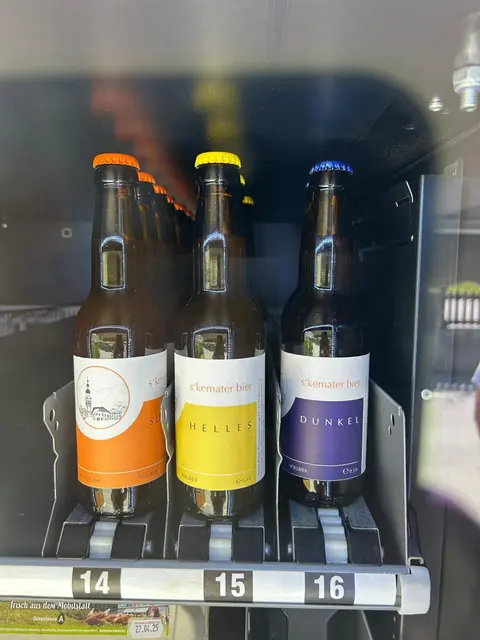 Wer probieren möchte: Das Bier gibt es im Automaten am Tunighof in Kematen.  | Foto: s´kemater bier