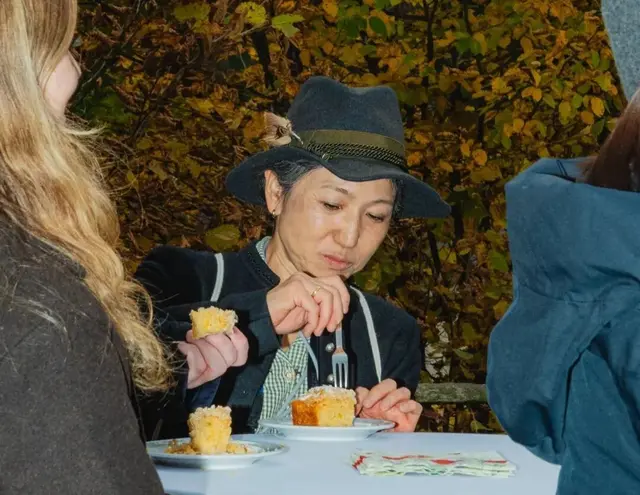 Beim Apfelkuchen nach Original-Trapp-Rezept und mit einem Blick ins historische Trapp-Kochbuch wurde Filmgeschichte genussvoll lebendig. | Foto: TVB Golling/Sebastian Waß