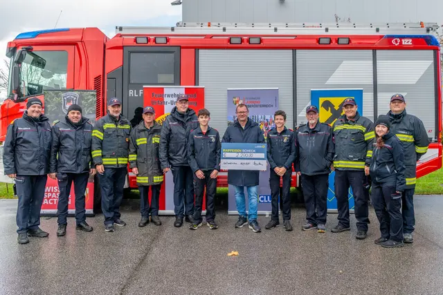 Große Freude herrschte über die Spende der Raiffeisenbank. | Foto: Pressestelle BFK UU | Prokesch
