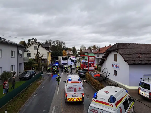 Schwerer Crash zwischen LKW und PKW bei der Avia-Tankstelle in Linden in Steinerkirchen. | Foto: FFW