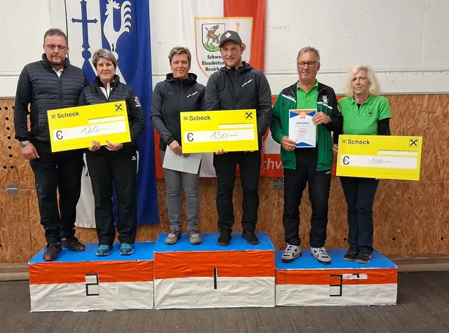 Koasa Cup Mixed Stockerl 2025; 2. Hans Pletzer und Hildegard Erber ESC Jochberg, 1. Karin Foidl und Maxi Gfäller EV Hochfilzen, 3. Josef Foidl und Irmgard Gschnaller EV Fieberbrunn. | Foto: Brigitte Müller, Michael Novak, Anton Inwinkl