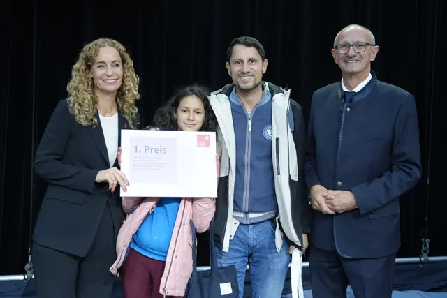 Die kleine Taha Hawrad aus Schönberg gewann mit ihrem Papa den ersten Preis des Gewinnspiels - eine Reise in die Europaregion Tirol-Südtirol-Trentino für zwei Personen inklusive zwei Übernachtungen mit Halbpension in einem 4-Sterne-Hotel.
 | Foto: © Land Tirol/Reiter