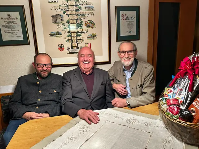 Vizebürgermeister Wolfgang Pinzger, Jubilar Martin Kaiser und Gemeinderat Josef Seifriedsberger (v.l.).  | Foto: Seifriedsberger