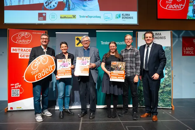 Magdalena Winkler, Franz Hörmann, Silke Jenewein und David Möginger-Jenewein (Mitte, v.l.) nahmen die Auszeichnungen von Andrä Stigger (1.v.l.) und LR René Zumtobel (1.v.r.)entgegen. | Foto: Nils Lang