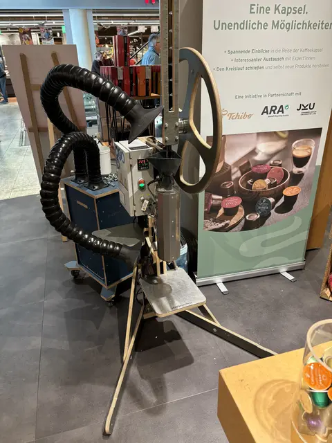 Die Spritzgussmaschine: Besucherinnen und Besucher konnten mit einer Spritzgussmaschine selbst aktiv werden und aus gebrauchten Kapseln Goodies aus recyceltem Material herstellen | Foto: Lisa Gold