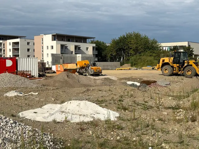 Auf den einstigen Industrieflächen entsteht Wohnraum. Über einen Nahversorger, wie einem BillaPlus, wird laut nachgeacht. | Foto: MeinBezirk.at/Christina Zwander