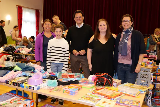 Regina und Livia Bergmann, Bürgermeister Bernhard Heinl, Obfrau Bettina Jaber, Irmgard Pfandler. | Foto: Marktgemeinde Michelhausen