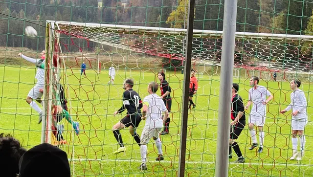 Zwei Tore waren für Waidring (weiß) im 1. Klasse-Derby gegen Going (viel) zu wenig. | Foto: Nikolaus Kogler