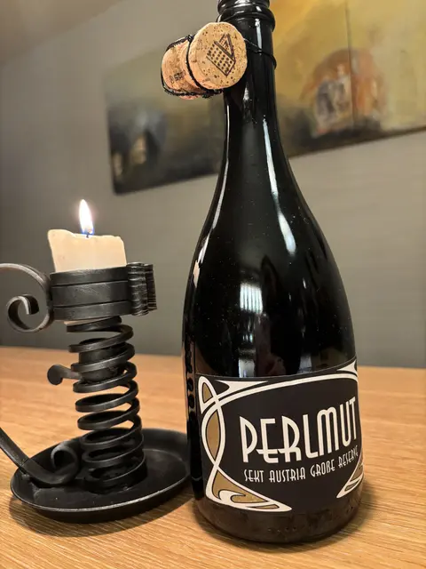 Der "Perlmut" ist ein Burgundercuvée, Jahrgang 2015 und wurde nach klassischer Champagnermethode gekeltert. | Foto: MeinBezirk/Angelina Koidl