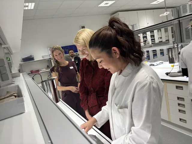 Gerda Pichler-Promberger zeigte Landeshauptmann-Stellvertreterin Christine Haberlander die Arbeit einer ihrer Schützlinge. | Foto: MeinBezirk