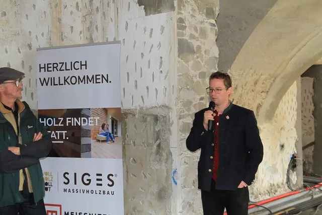 Bürgermeister Johannes Fürstaller im Rahmen der proHolz-Exkursion ins Schaberhaus. | Foto: proHolz Salzburg