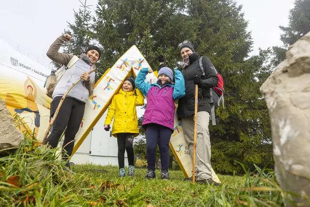 Rund 300 wetterfeste Teilnehmerinnen und Teilnehmer machten sich am Nationalfeiertag im Rahmen der Initiative „Bewegte Stadt“ auf den Weg zur Expedition Gaisberg.
 | Foto: Stadt Salzburg/Wildbild/Rohrer