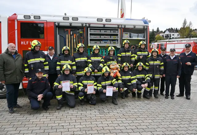 Leistungsabzeichen mit Bravour erreicht: Die erfolgreichen Teilnehmer der Branddienstleistungsprüfungen in St. Peter-Freienstein mit Bewerterstab und Ehrengästen | Foto: BFV Leoben/Tomsits