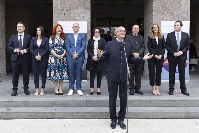 Hausherr LH Anton Mattle eröffnete gemeinsam mit Landtagspräsidentin Sonja Ledl-Rossmann und den Mitgliedern der Tiroler Landesregierung sowie VertreterInnen aus dem Landtag die Veranstaltung am Landhausplatz. | Foto: Land Tirol/Die Fotografen
