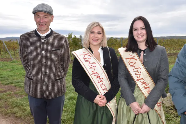 Die beiden Kürbisprinzessinnen 2026: Lea Schönberger und Clara Fröschl mit Weinviertel Tourismus Geschäftsführer Hannes Steinacker. | Foto: Alexandra Goll