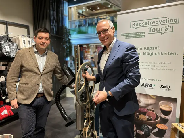 Auf den Spuren der Tchibo-Kapsel: Jürgen Secklehner, Geschäftsführer ARAplus und Jörg Fischer von der Johannes-Kepler-Universität hier bei der Spritzgussmaschine. | Foto: Lisa Gold