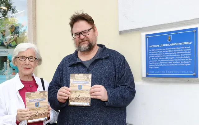 Hedwig Wingler-Tax und Gerhard Kampus mit der Broschüre der Köflacher Stadtführung | Foto: FOTO KOREN