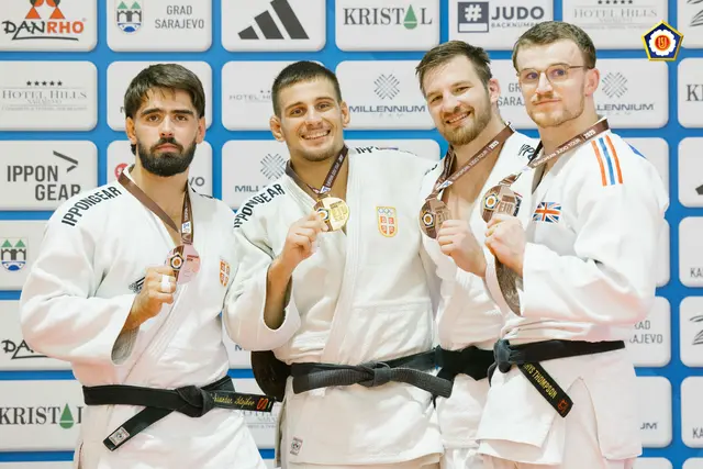 Michael Niederdorfer (2.v.r.) freut sich über seine erste Weltcup-Medaille. | Foto: Sanjindo/EJU