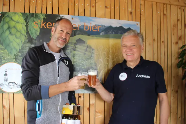 Stefan Plözl (l.) probierte Andreas Koutny zufrieden sein frisch gebrautes, süffiges, helles „s’kemater bier“.  | Foto: Manfred Jordan