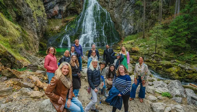 Am Gollinger Wasserfall genoss die Gruppe die Natur und nutzte die Gelegenheit für ein weiteres Foto. | Foto: TVB Golling/Sebastian Waß