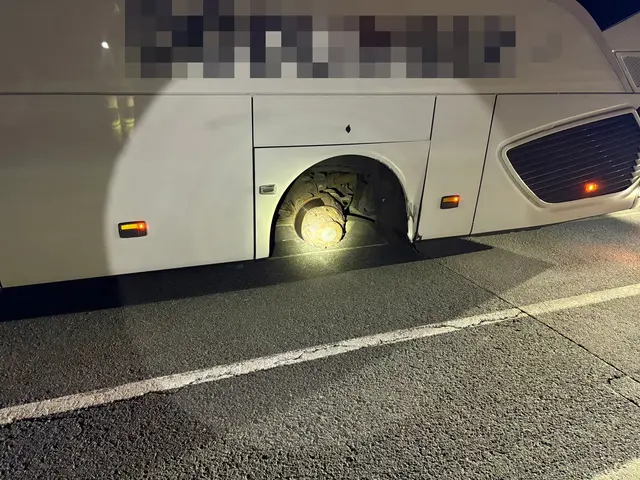 Ein Reisebus war am Nationalfeiertag von auf der Loferer Straße von Brixen im Thale kommend in Richtung Erpfendorf, als sich in St. Johann in Tirol plötzlich links hinte die Zwillingsreifen lösten. | Foto: ZOOM.Tirol