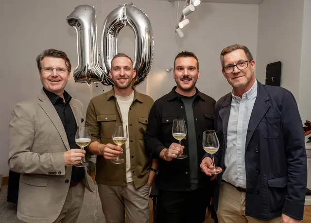 Thomas Hagmann (Obmann der WKNÖ-Bezirksstelle), Agentur-Duo Lukas Hasenauer und Dominik Scherz und Andreas Wagner (Bezirksvertrauenspersonen WKNÖ Fachgruppe Werbung und Marktkommunikation). | Foto: Tina Vega-Wilson
