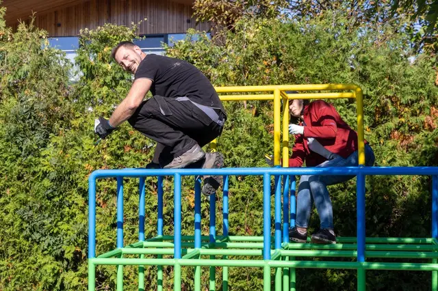 Buntes Farbenspiel am Kletterturm dank der Aktiven des tatkräftigen Teams Andi. | Foto: ÖVP St. Georgen/Gusen