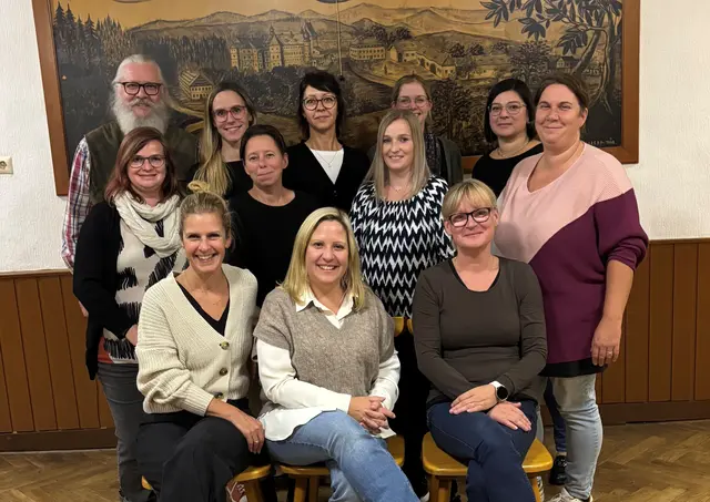 v.v.l.: Martina Ringseis, Michaela Theuretsbacher, Birgit Rötzer m.v.l.: Kerstin Fischl, Stefanie Müller, Julia Böhm, Sarah Hametner h.v.l.: gfGR Anton Hochstöger, Nina Deinhardt, Nina Wiesenbacher, Cornelia Draxler, Kerstin Hollnsteiner | Foto: Kinderfreunde Leiben